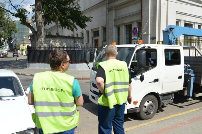 Кто снимает вывески в Москве и других городах