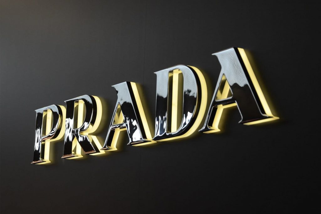 Пример применения шрифта с засечками в вывесках