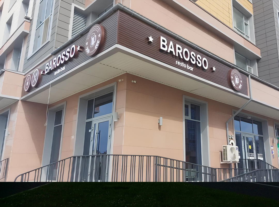 Из-за объемной формы и перспективы стандартные шрифты могут выглядеть мельче, чем на плоской поверхности. Поэтому мы увеличиваем размер букв и прорабатываем расстояние между символами.