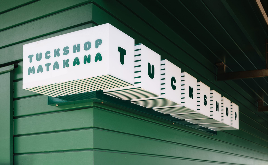 Мы проектируем угловые вывески с пониманием их влияния на здание. Крупная конструкция изменяет воздушные потоки вокруг фасада. Это может создать зоны с повышенной влажностью или нежелательным пересыханием отделочных материалов. Наши инженеры заранее просчитывают эти нюансы.