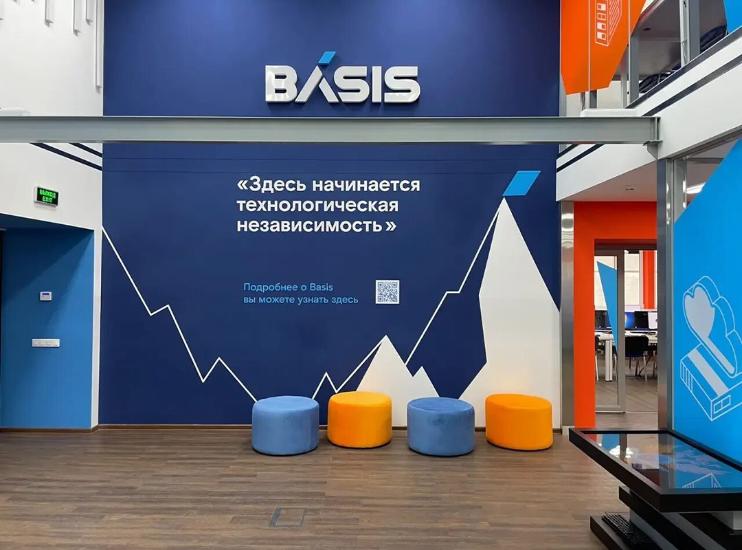 Стоимость складывается из трех составляющих: разработка дизайн-макета (от 500 рублей), производство (зависит от метража, материалов и сложности), а также доставка и монтаж (от 1 500 рублей). Я предоставляю детальную смету без скрытых платежей.