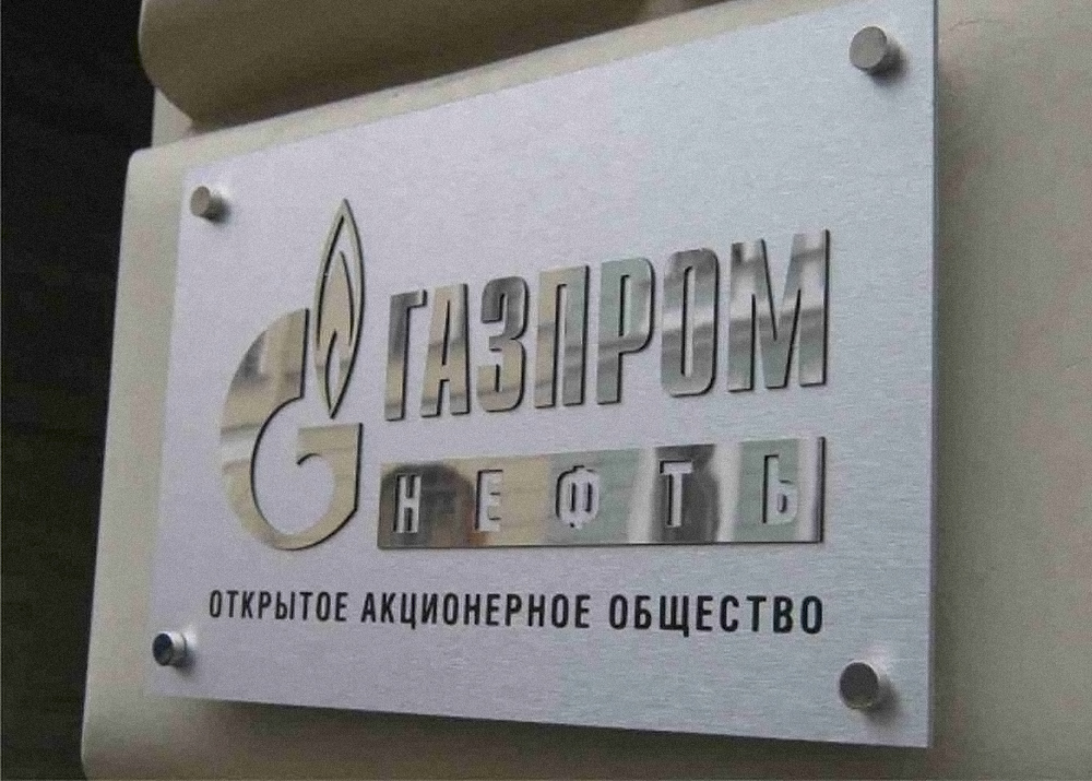 Монтаж должен соответствовать весу вывески и месту размещения. Для лёгких табличек внутри помещения используем промышленный скотч. Тяжелые или уличные вешаем на скрытые винты, дистанционные держатели или саморезы с декоративными заглушками.