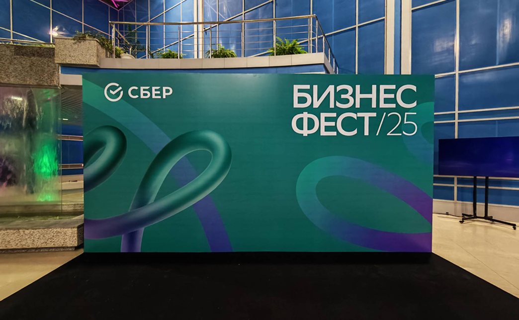 Дополнительные опции. Подсветка усиливает визуал в темных помещениях или в вечернее время. Утяжелители делают стенд устойчивым на открытой местности. Чехлы или сумки упрощают перевозку тканевых пресс-воллов, продлевают их сохранность.